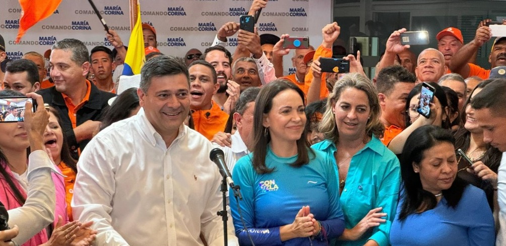 Freddy Superlano declina su candidatura a favor de María Corina Machado